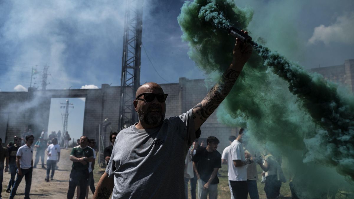 La afición del Cacereño visita el entrenamiento para animar a los jugadores
