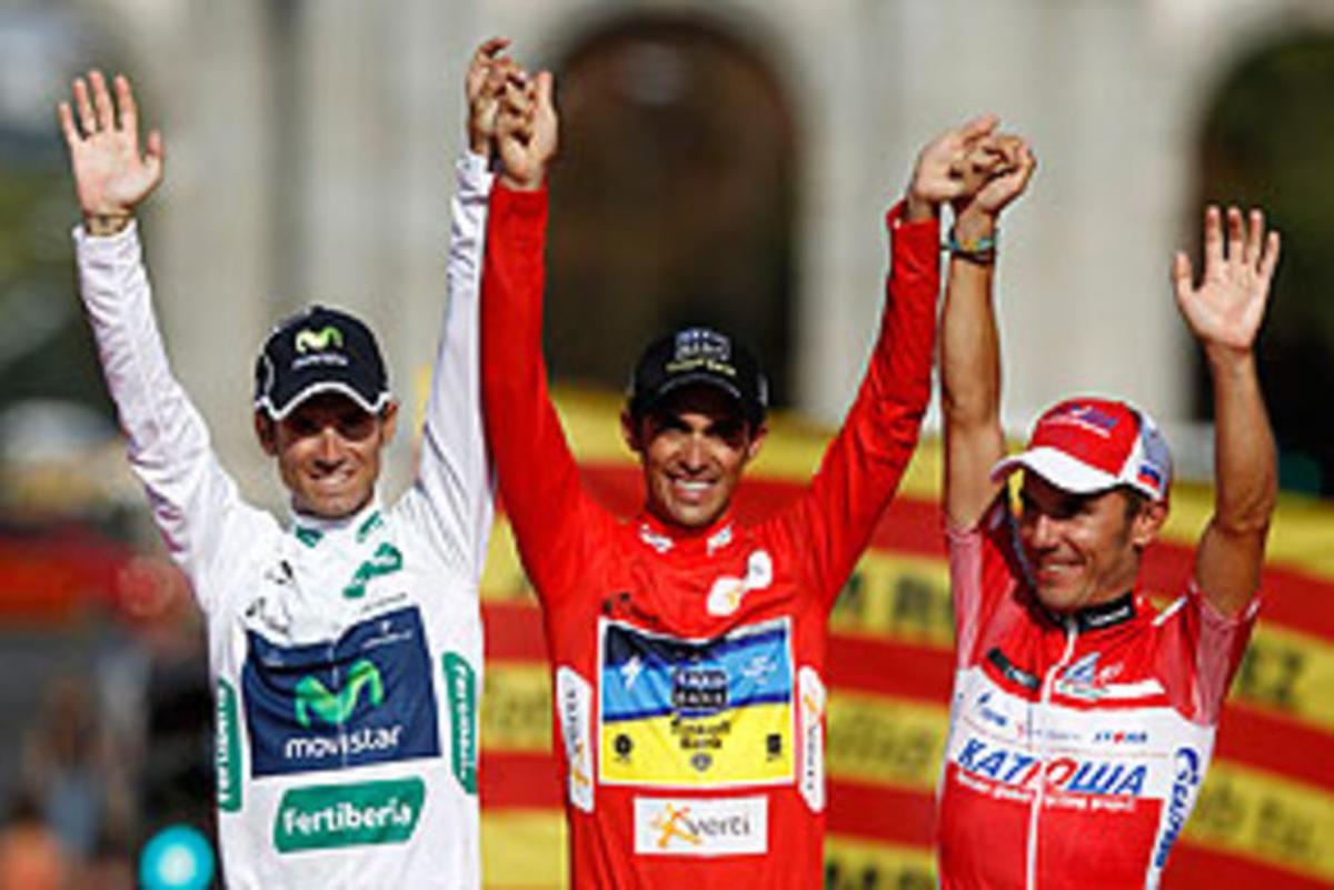 El guanyador de la Vuelta, Alberto Contador (centre), flanquejat per Alejandro Valverde (esquerra), segon, i Purito Rodríguez, tercer.