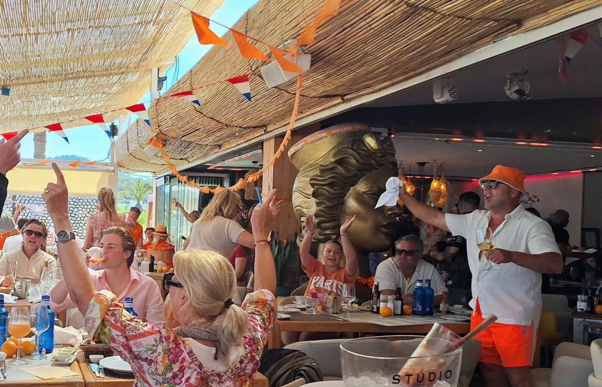 Fiesta naranja en la playa | JUAN SUÁREZ Y TANIT BEACH