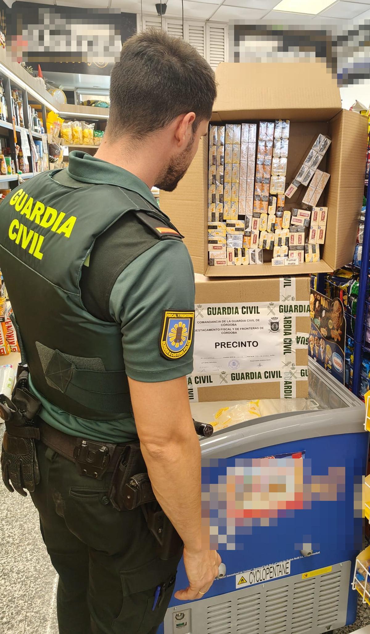 Inspección de la Guardia Civil de Córdoba en un establecimiento de tabaco de la provincia.