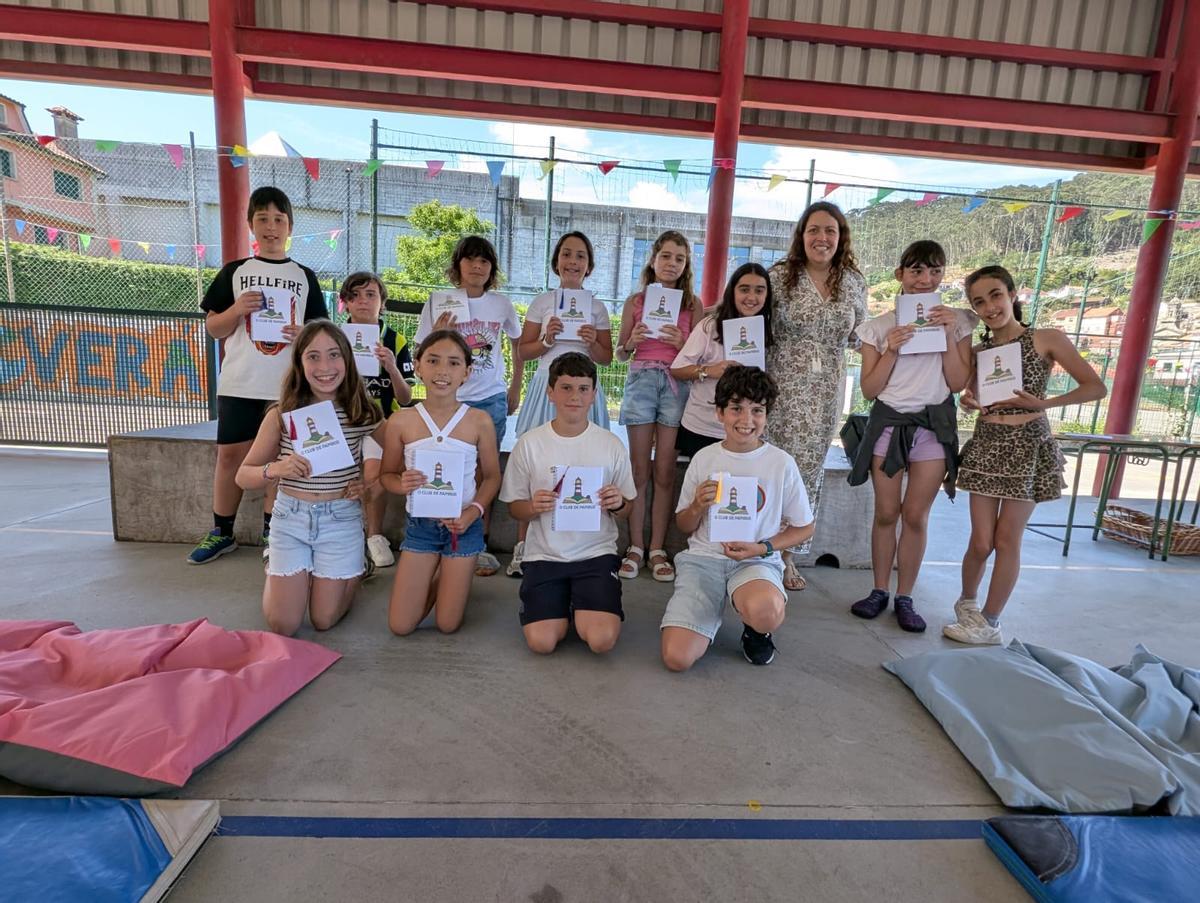 Grupo de escolares de A Pedra con sus diplomas en el festival de fin de curso.
