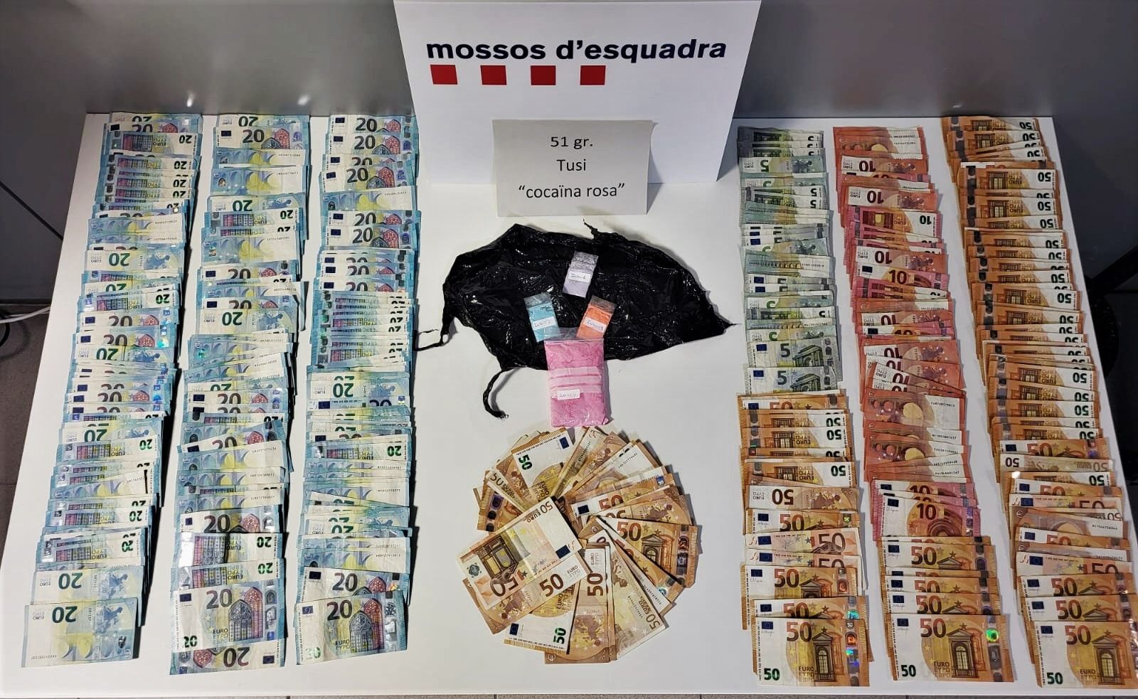 Los Mossos d'Esquadra incautan cocaína rosa y 9.000 euros en L'Hospitalet.