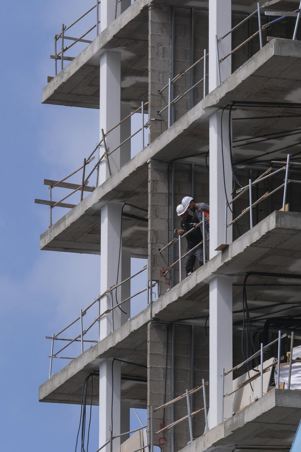 Trabajadores de una construcción en la capital grancanaria.
