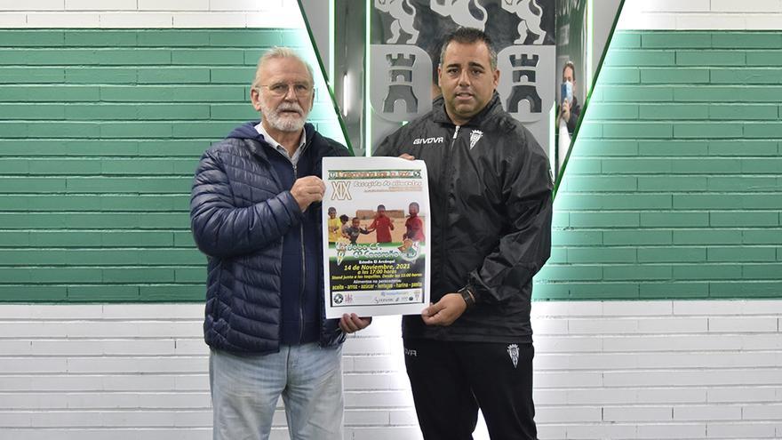 Tomás Pedregal y Germán Crespo sostienen el cartel de la iniciativa solidaria de la Peña Cordobamanía.