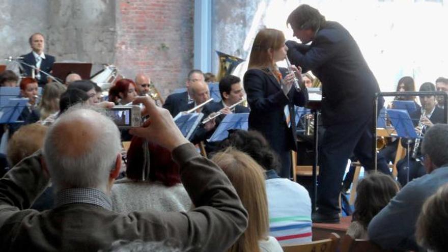 La Banda de Música de Candás brilla en la antigua fábrica de Conservas Ortiz