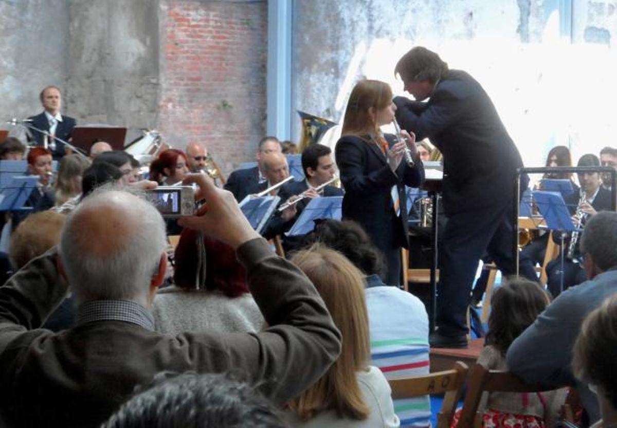 La Banda de Música de Candás brilla en la antigua fábrica de Conservas Ortiz