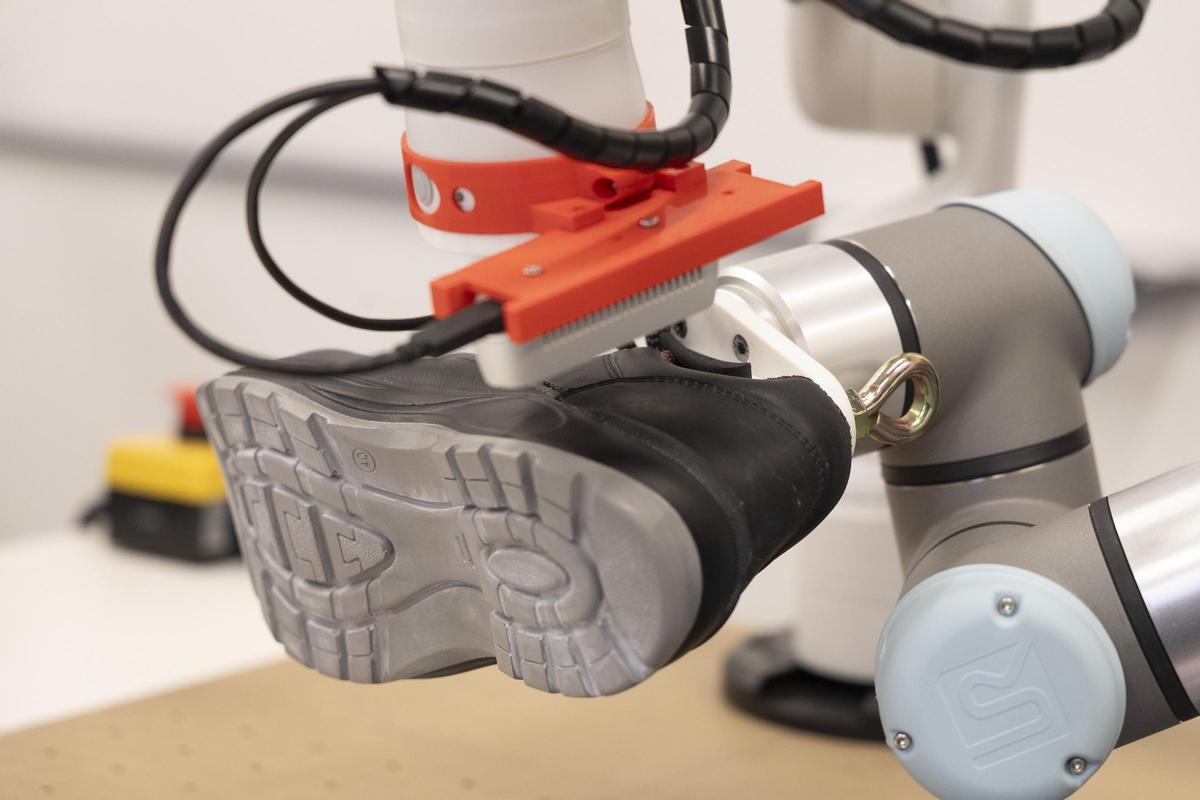 El robot tiene sensores de fuerza y tacto que permite manipular un zapato como lo haría una persona