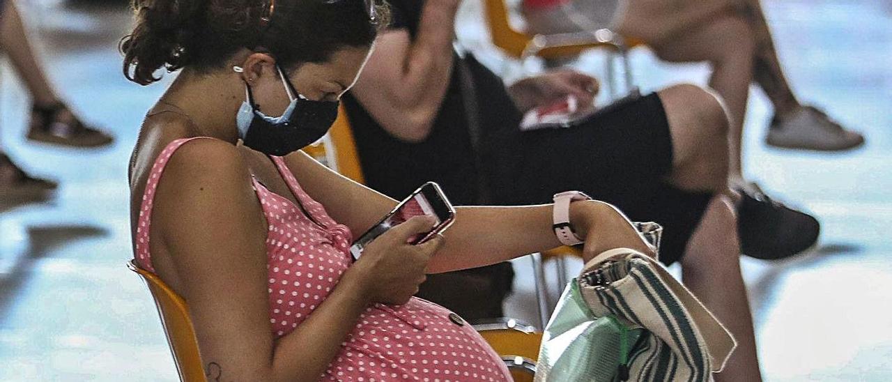 Una mujer embarazada, tras vacunarse recientemente en la Institución Ferial Alicantina (IFA). | ANTONIO AMORÓS