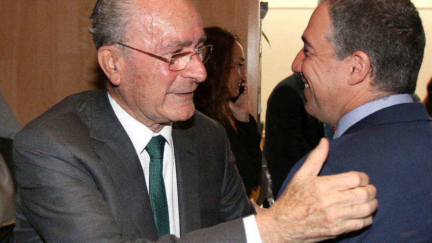 Francisco de la Torre saluda a Elías Bendodo durante el acto de los premios M de Málaga en la Diputación.