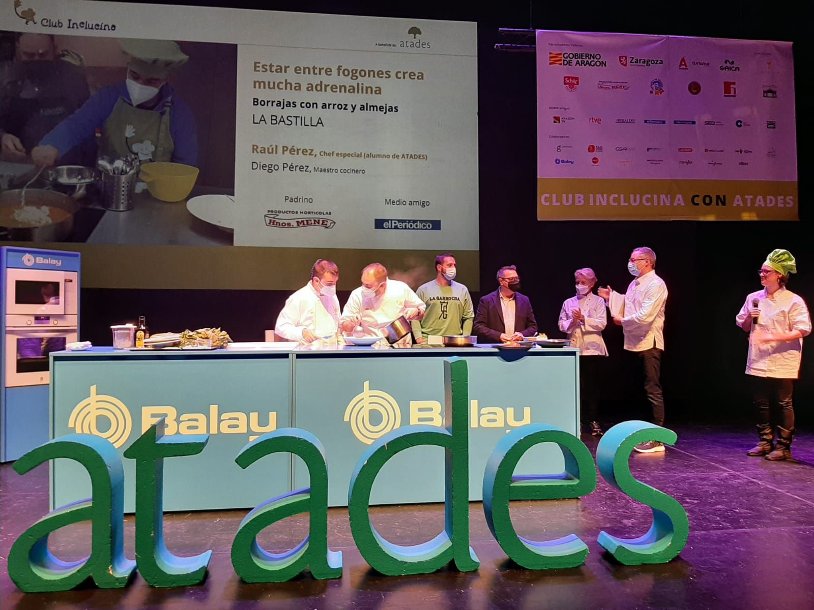 El chef Raúl Pérez, de La Bastilla (Zaragoza) con el alumno Diego Pérez y, entre otros, el director de EL PERIÓDICO, Nicolás Espada