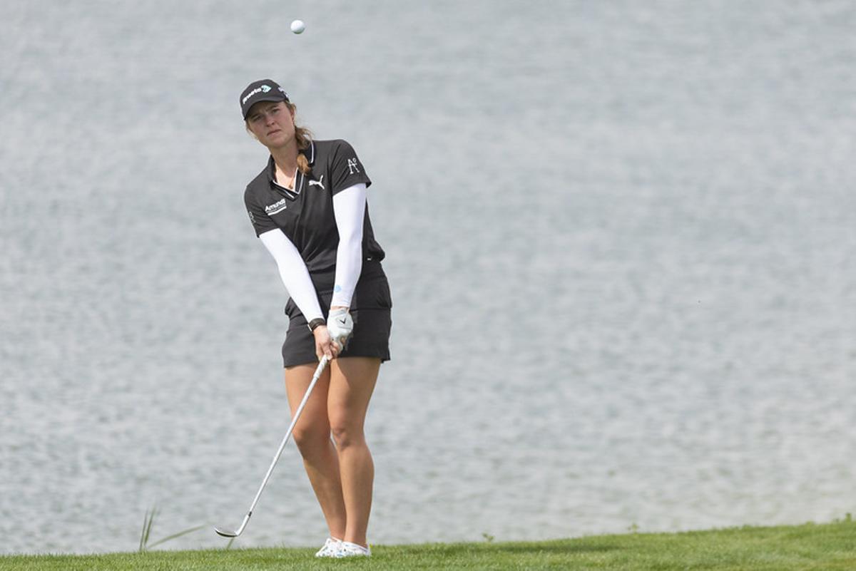 La inglesa Mimi Rhodes domina en Riyadh, aunque solo cuenta con dos golpes de ventaja sobre la española, cuarta