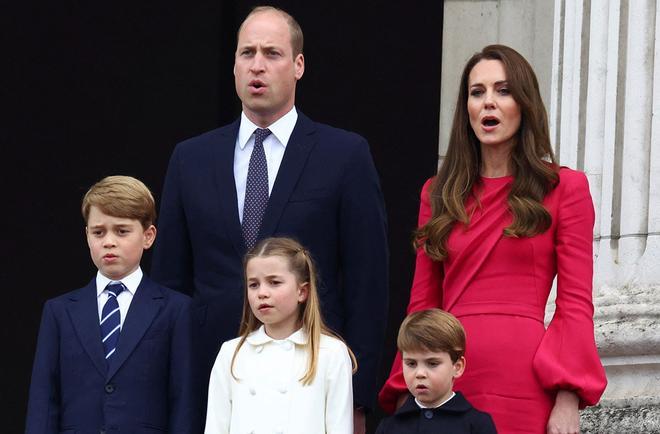 Kate Middleton con vestido rosa fucsia en el balcón del palacio de Buckingham