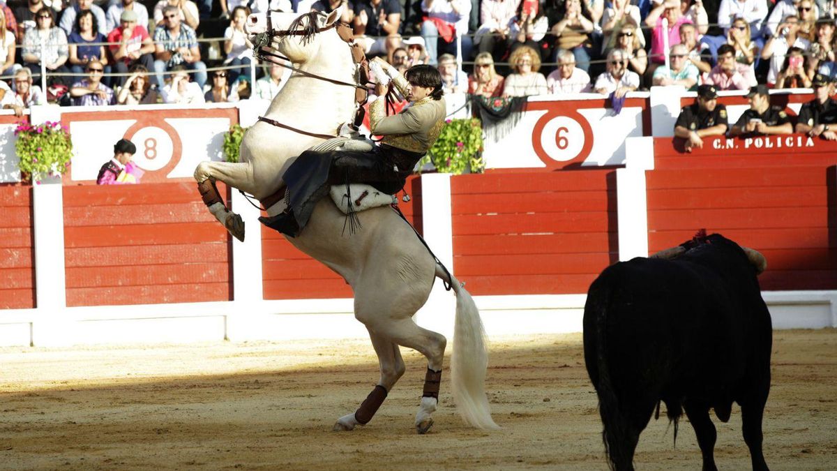 Diego Ventura, en una de sus actuaciones en la plaza de toros de El Bibio.