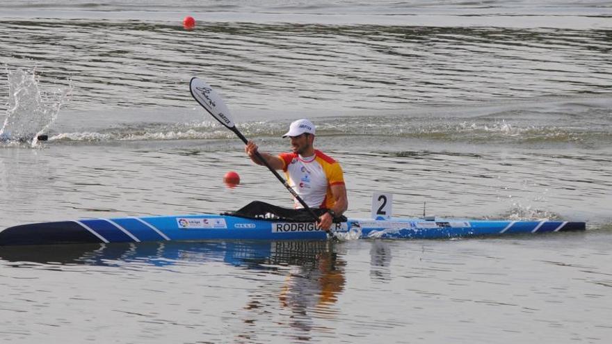 El palista vigués, Roi Rodríguez, durante una regata de K-1.