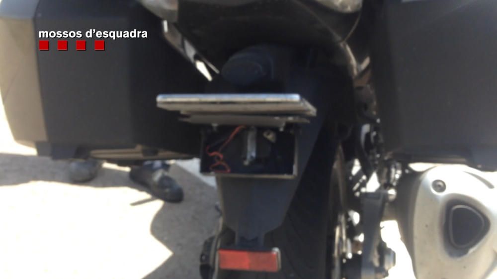 El sistema usat per amagar la matrícula de la moto i evitar els radars