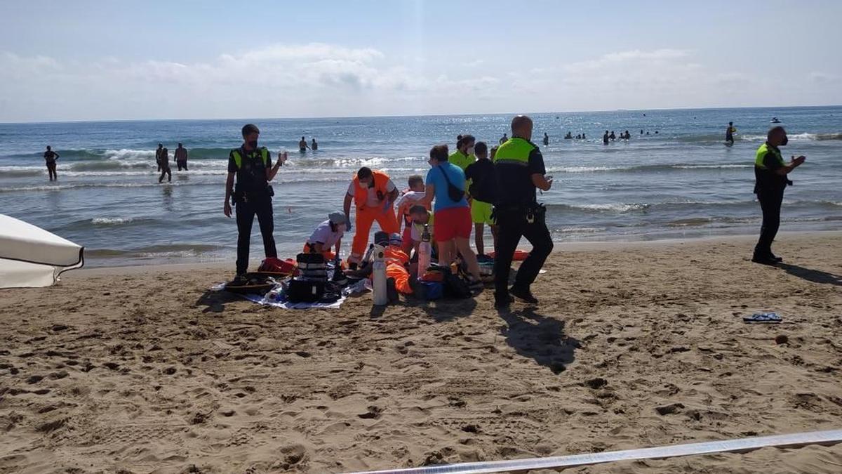 Las fuerzas de seguridad acotaron la playa para proceder a la reanimación.