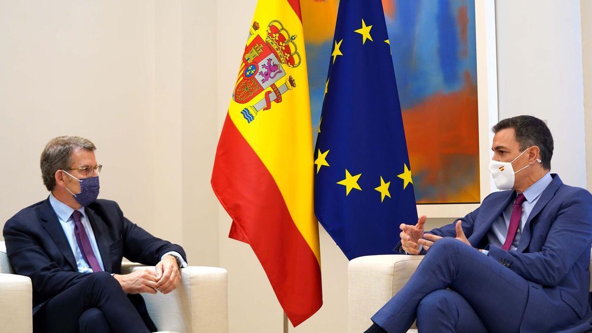 Pedro Sánchez, en una reunión con Alberto Núñez Feijóo.