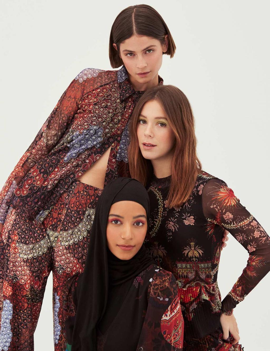 Alba Galocha, Georgina Amorós y Hajar Brown con looks de la colección de Desigual x Mr Christian Lacroix.