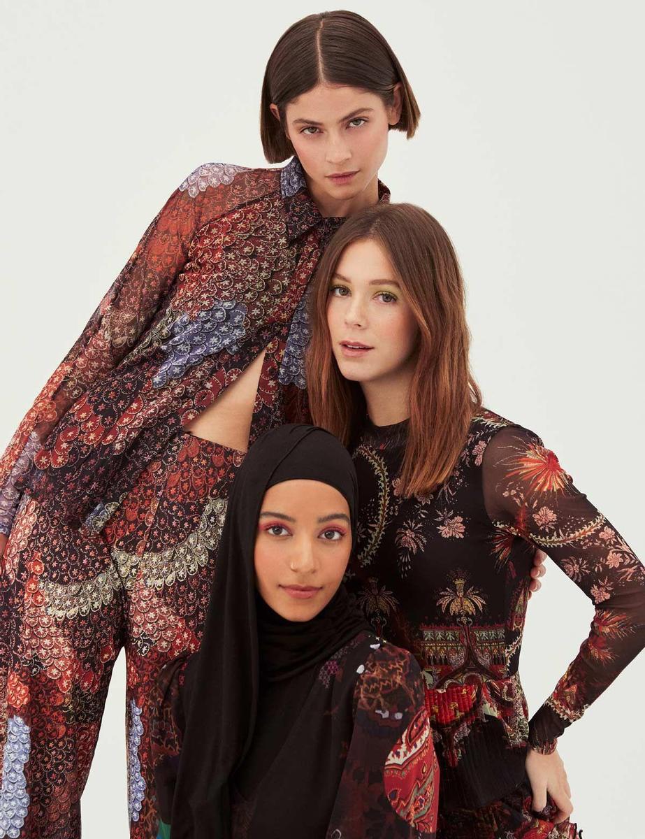Alba Galocha, Georgina Amorós y Hajar Brown con looks de la colección de Desigual x Mr Christian Lacroix