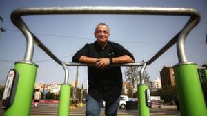 Retrato del líder de los taxistas , Tito Álvarez, en los aparatos de gimnasia de Gran Via con Independencia (Glòries)