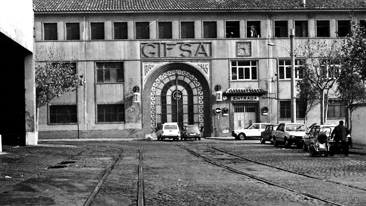 Monumental puerta de acceso a la fábrica de Giesa, 1984