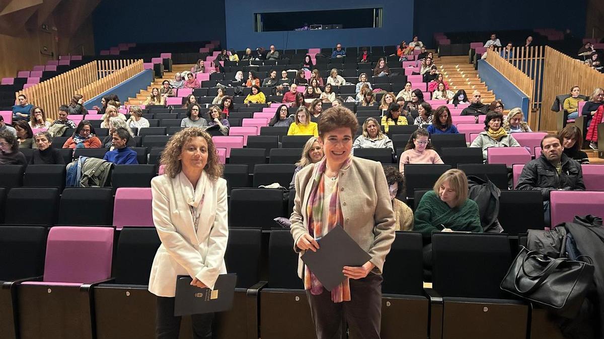 La consejera Eva Ledo, a la izquierda.