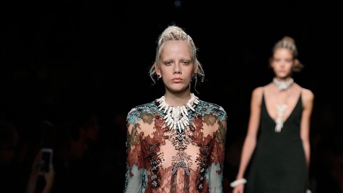 PFW: Valentino Primavera/Verano 2016, vestido transparente con superposiciones