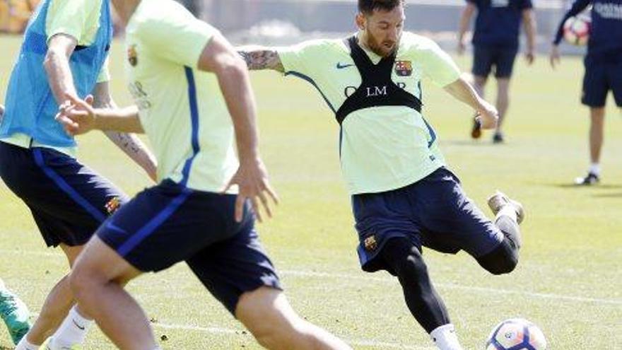 Leo Messi xuta durant l&#039;entrenament d&#039;ahir a la Ciutat Esportiva