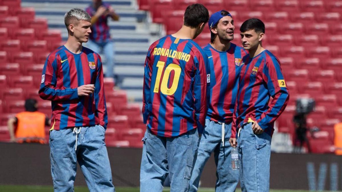 Los jugadores del Barça salen al campo con la camiseta de Ronaldinho de la Champions de París 2006
