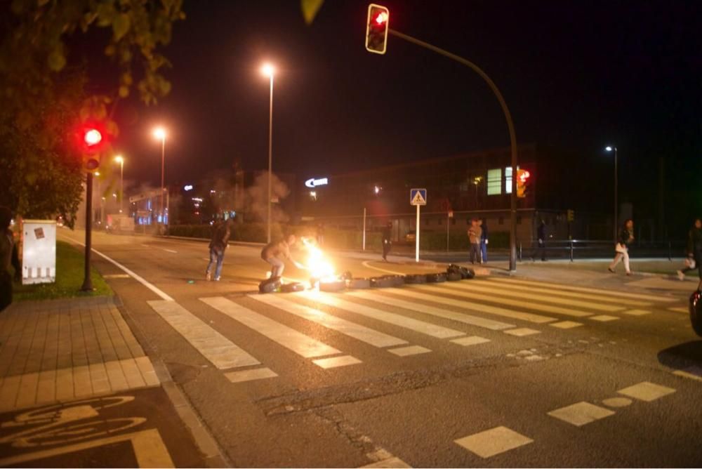 Barricada de trabajadores de la empresa Vauste, antigua Tenneco, en Gijón