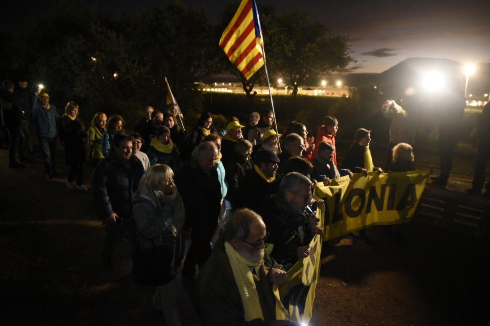 Resposta a la crida a envoltar Lledoners amb espelmes, llanternes i la llum dels mòbils