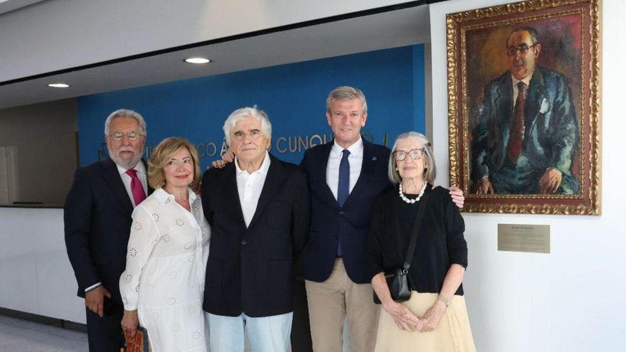 Miguel Santalices, Mercedes Méndez, César Cunqueiro, Alfonso Rueda y Teresa Cendón ante el retrato de Álvaro Cunqueiro en el hospital de Vigo. | FdV