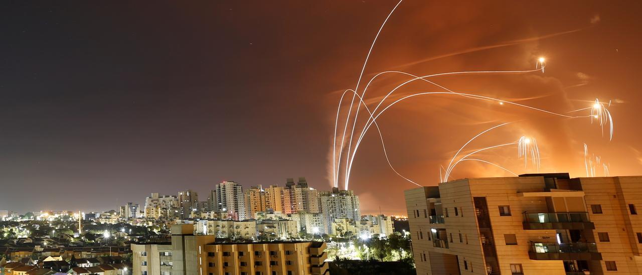 El sistema de la Cúpula de Hierro de Israel actúa contra los misiles lanzados desde Gaza.