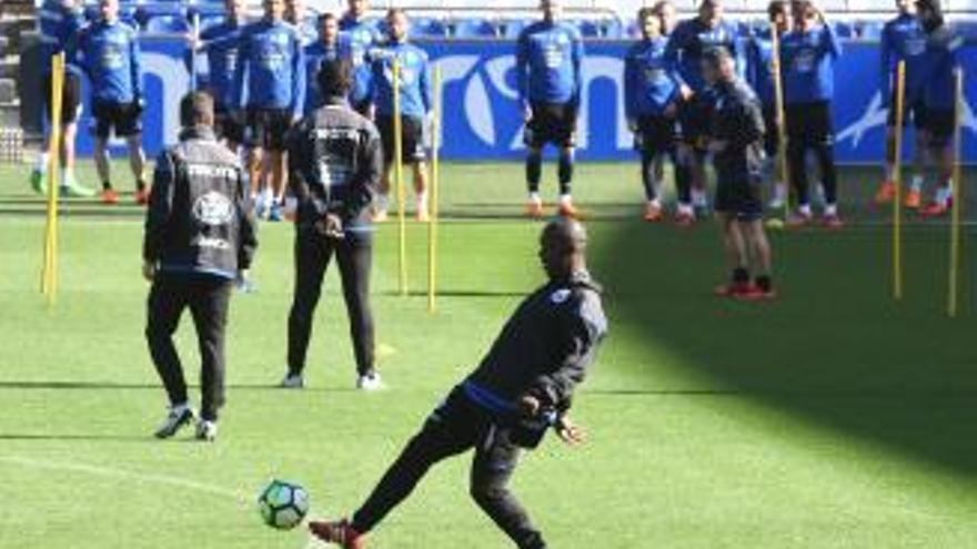 La plantilla del Deportivo, en el entrenamiento de esta tarde. // Víctor Echave