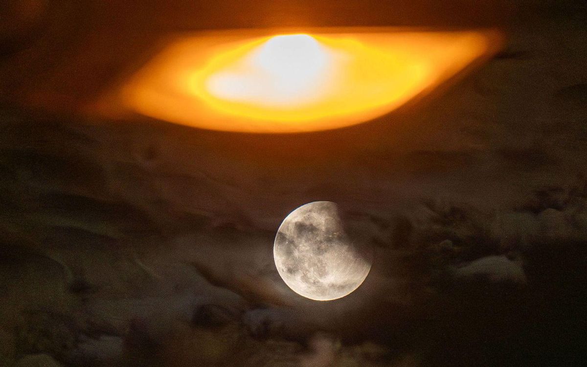 Els núvols desllueixen l’eclipsi lunar a Catalunya Els núvols desllueixen l’eclipsi lunar a Catalunya