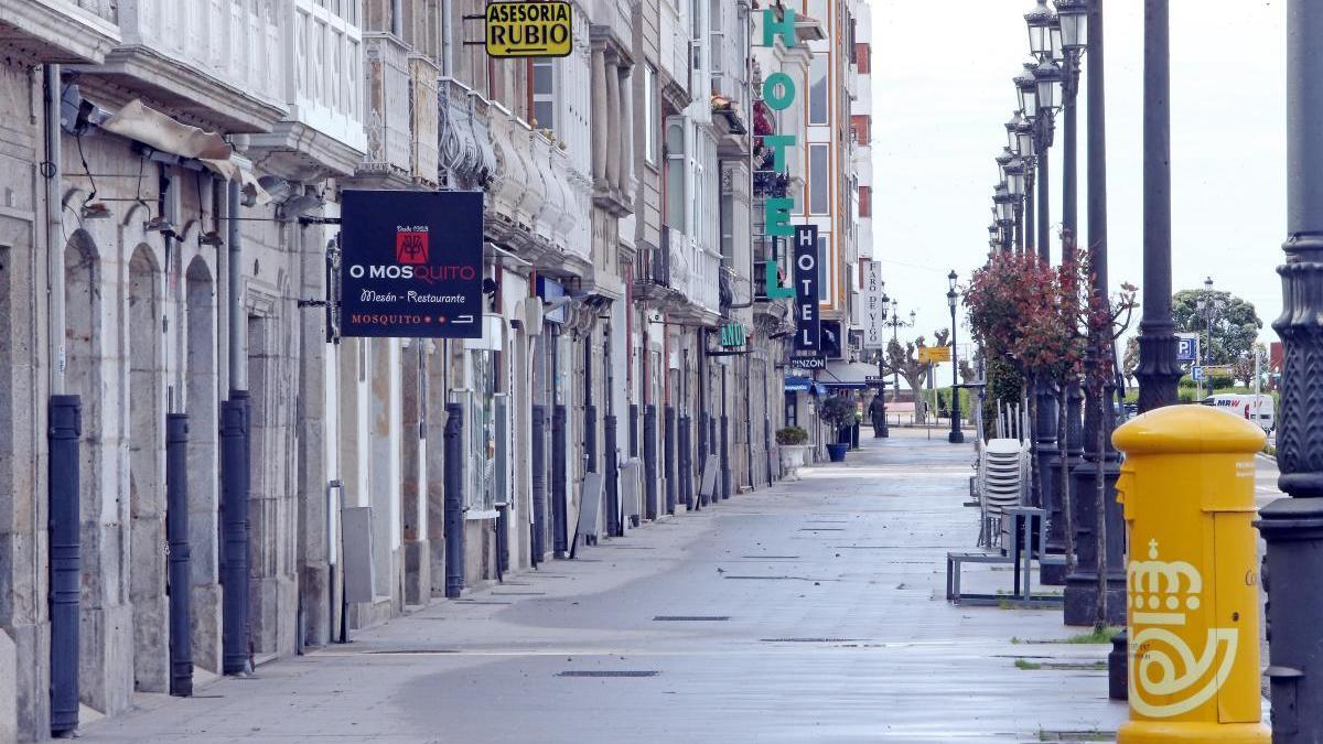 Un buzón de Correos en una calle de Vigo. // Marta G. Brea