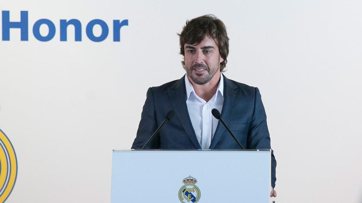 Fernando Alonso, recibe la camiseta de socio de honor del Real Madrid