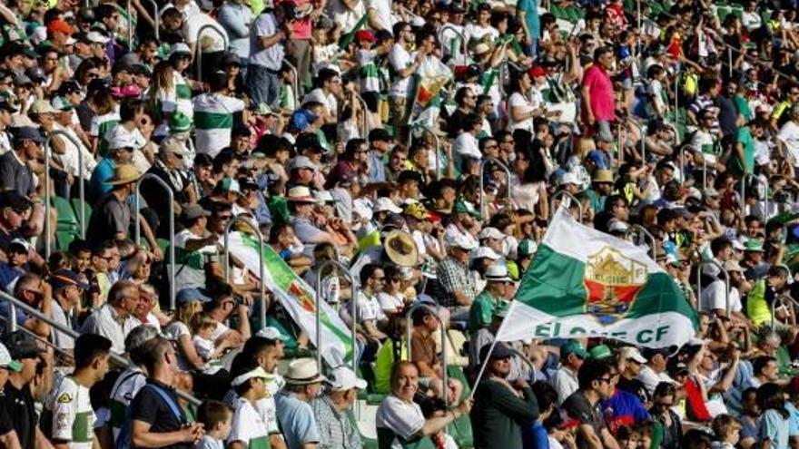Aficionados del Elche durante el partido del pasado domingo frente al Murcia.