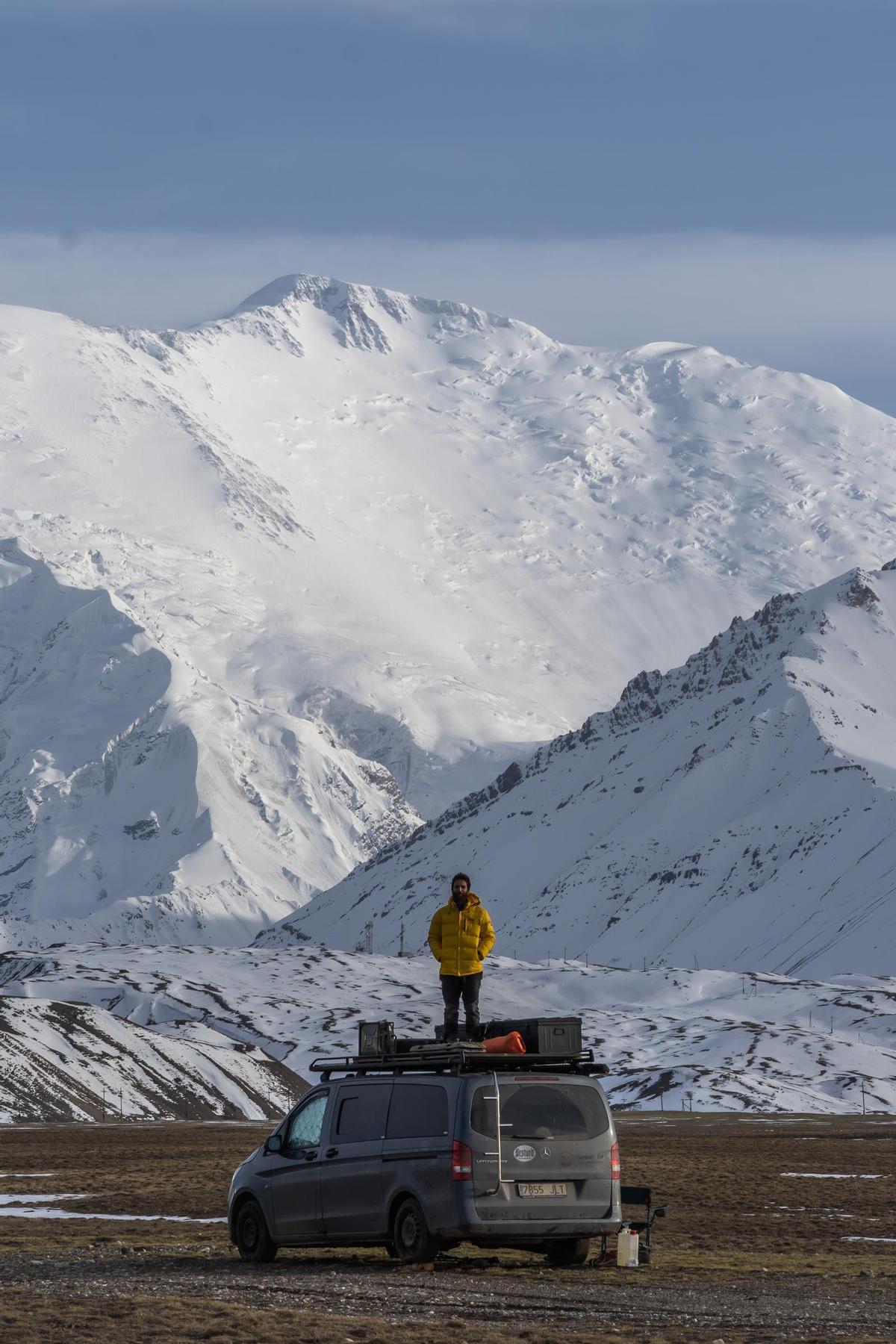 Marc amb la famosa furgoneta a Kirguizstan.