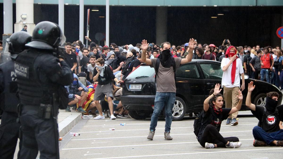 Manifestants i policia el 14 d'octubre de 2019 a l'aeroport del Prat.