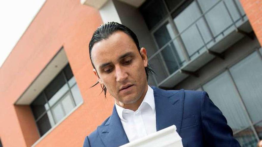 Keylor Navas, en la visita a la Peña Ramón Mendoza. // Fernando Villar