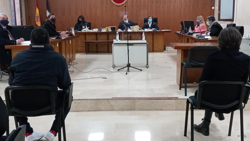 Los dos acusados de estafa durante el juicio celebrado esta mañana en la Audiencia.