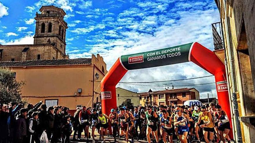 La salida de la prueba que congregó a más de quinientos corredores en la capita de La Guareña.