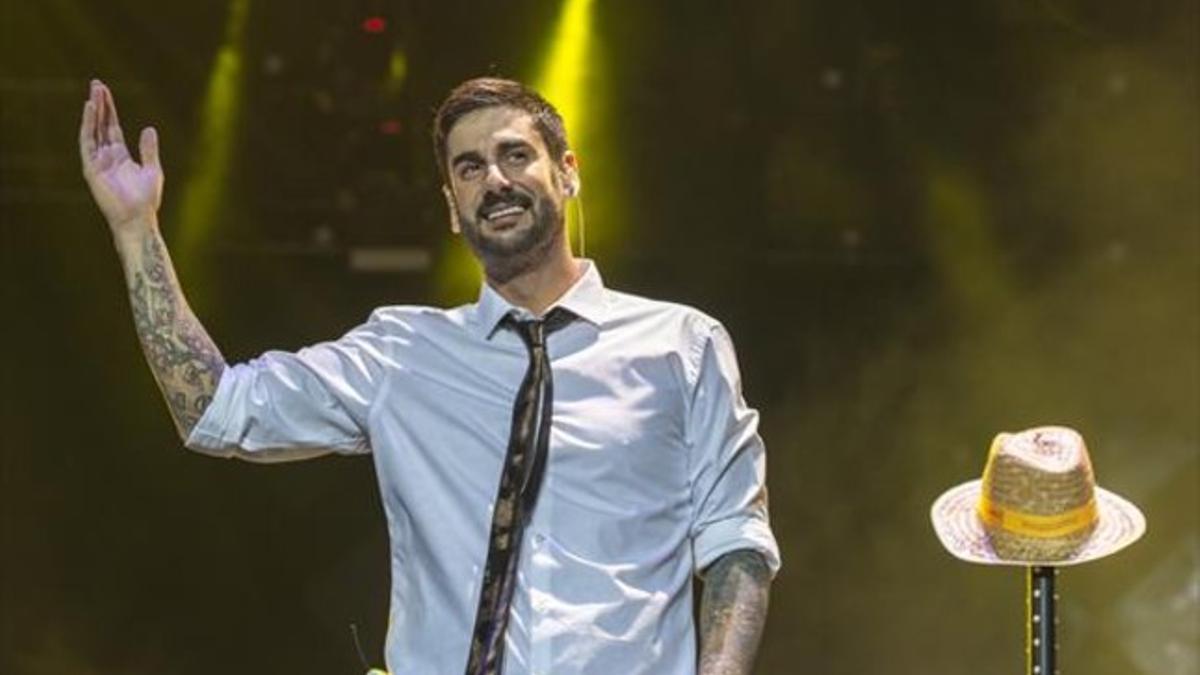 Melendi saluda al público, durante el concierto que ofreció el pasado 16 de mayo en el Palau Sant Jordi.