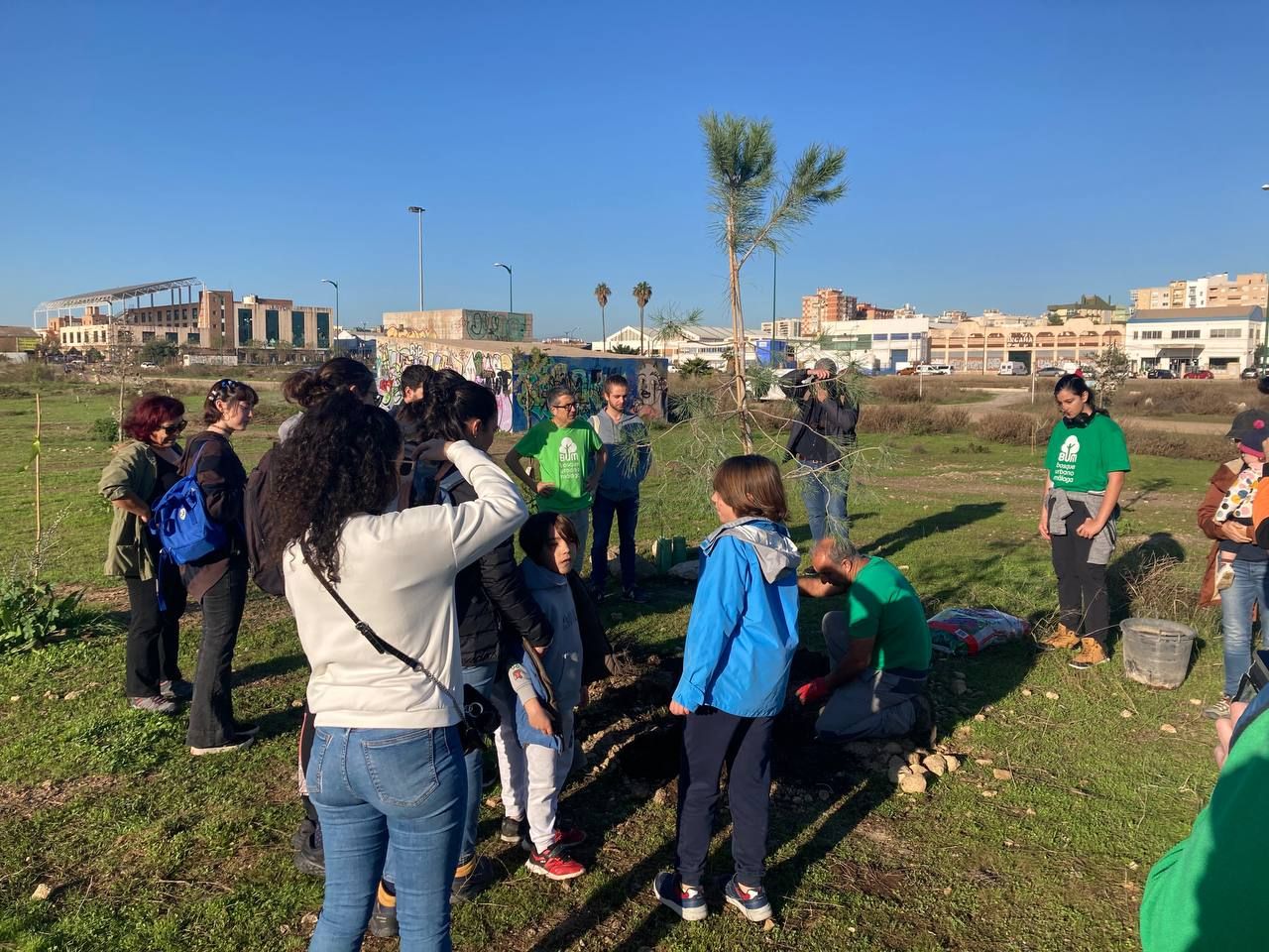 Bosque Urbano planta otros 30 árboles en los antiguos terrenos de Repsol