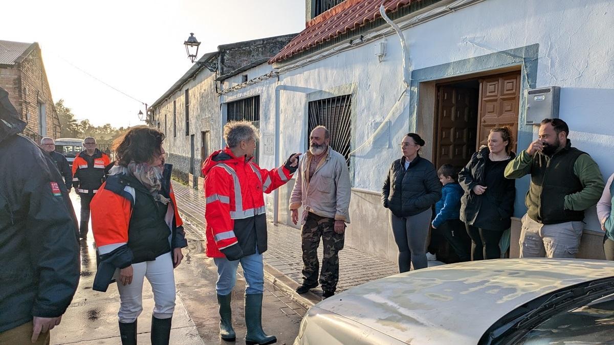 El presidente de la Diputación y la alcaldesa de Palma del Río visitan las zonas afectadas por la crecida del Genil en la localidad.