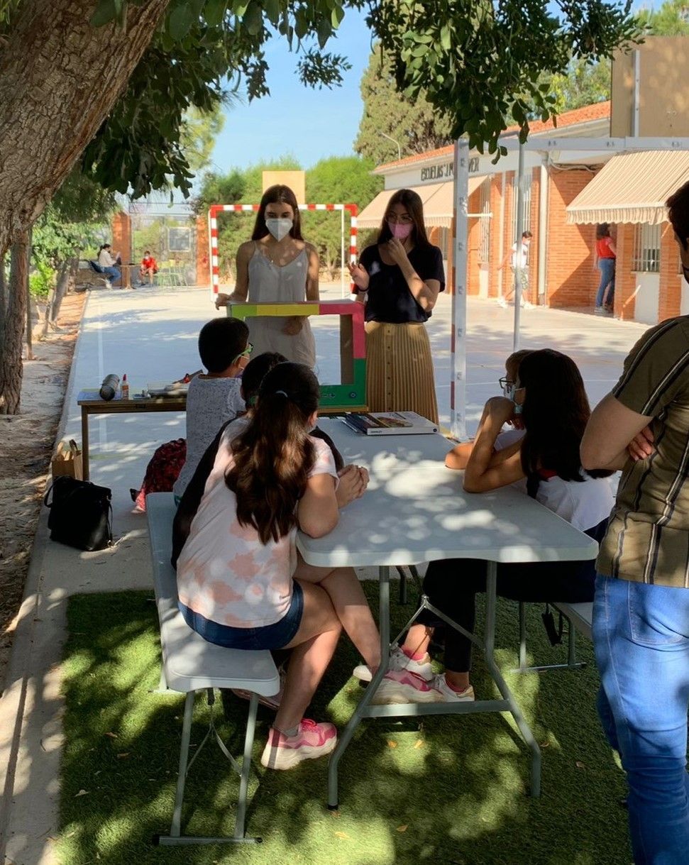 Alumnos del CEU durante unas prácticas en una escuela rural.