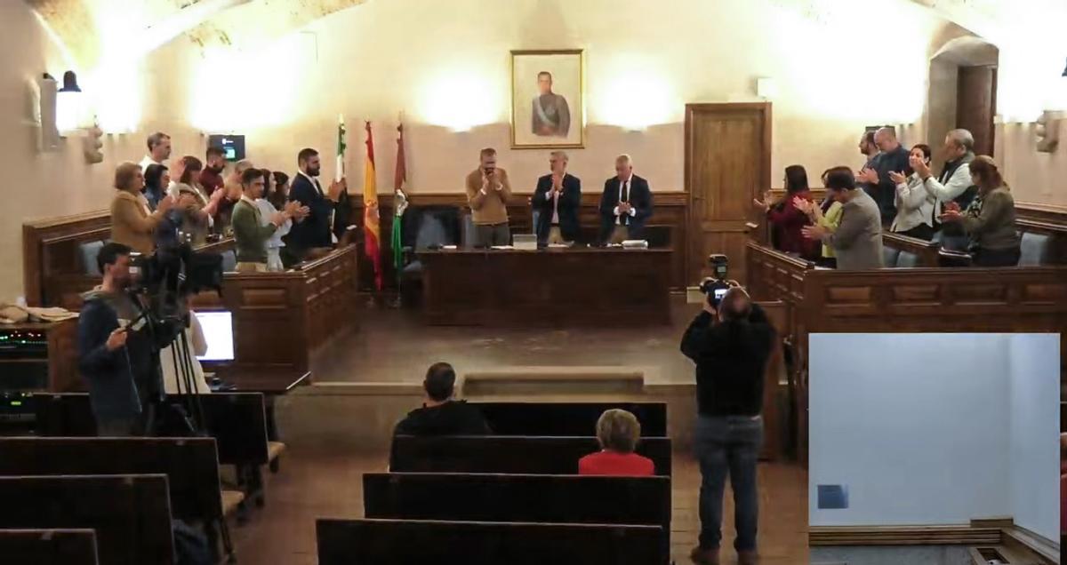 Aplausos del pleno de Plasencia a la concesión de hijo predilecto para Roberto Iniesta.