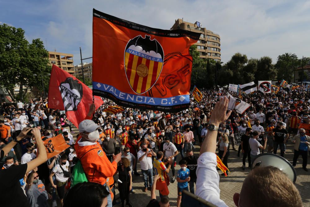 Manifestación de la Afición del Valencia contra Peter Lim