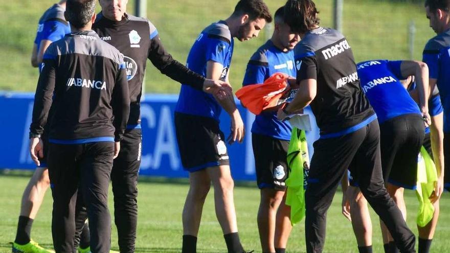 El entrenador del Deportivo, Cristóbal Parralo, en presencia de su segundo, Javier Manjarín, y el preparador físico Luis Fandiño.